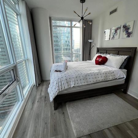 Prestigious 2-Bdrm Condo - Across From Scotiabank Arena Toronto Kültér fotó