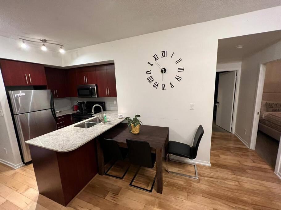Prestigious 2-Bdrm Condo - Across From Scotiabank Arena Toronto Kültér fotó