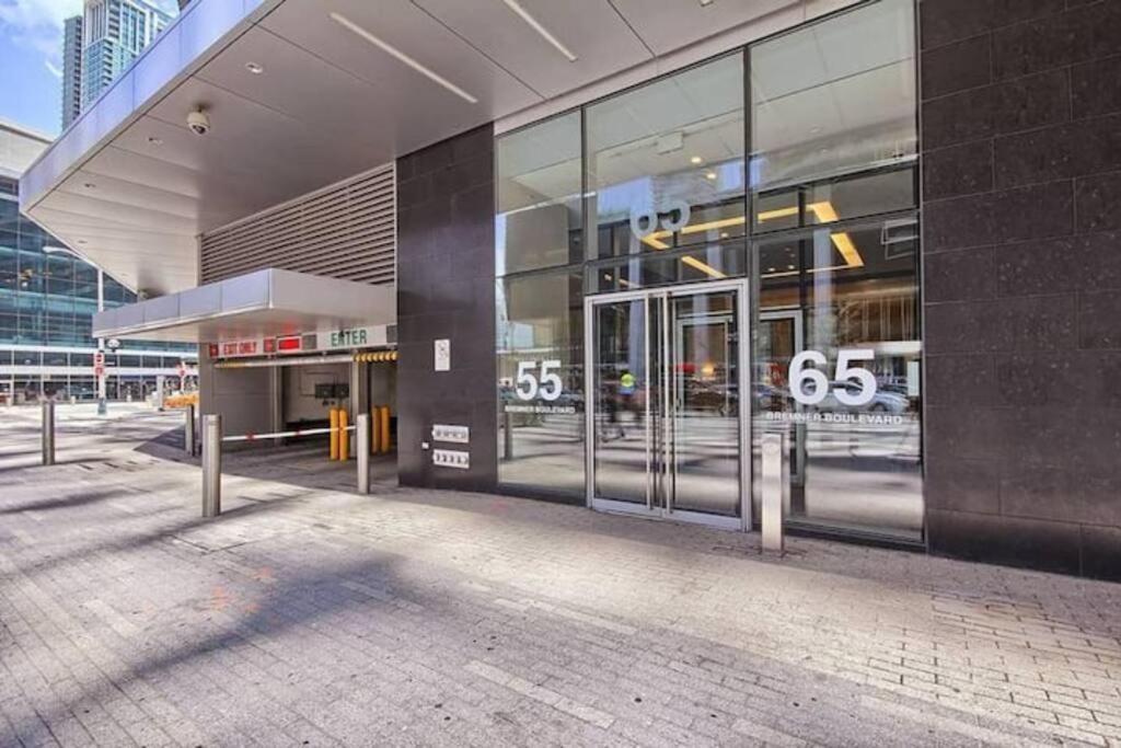 Prestigious 2-Bdrm Condo - Across From Scotiabank Arena Toronto Kültér fotó