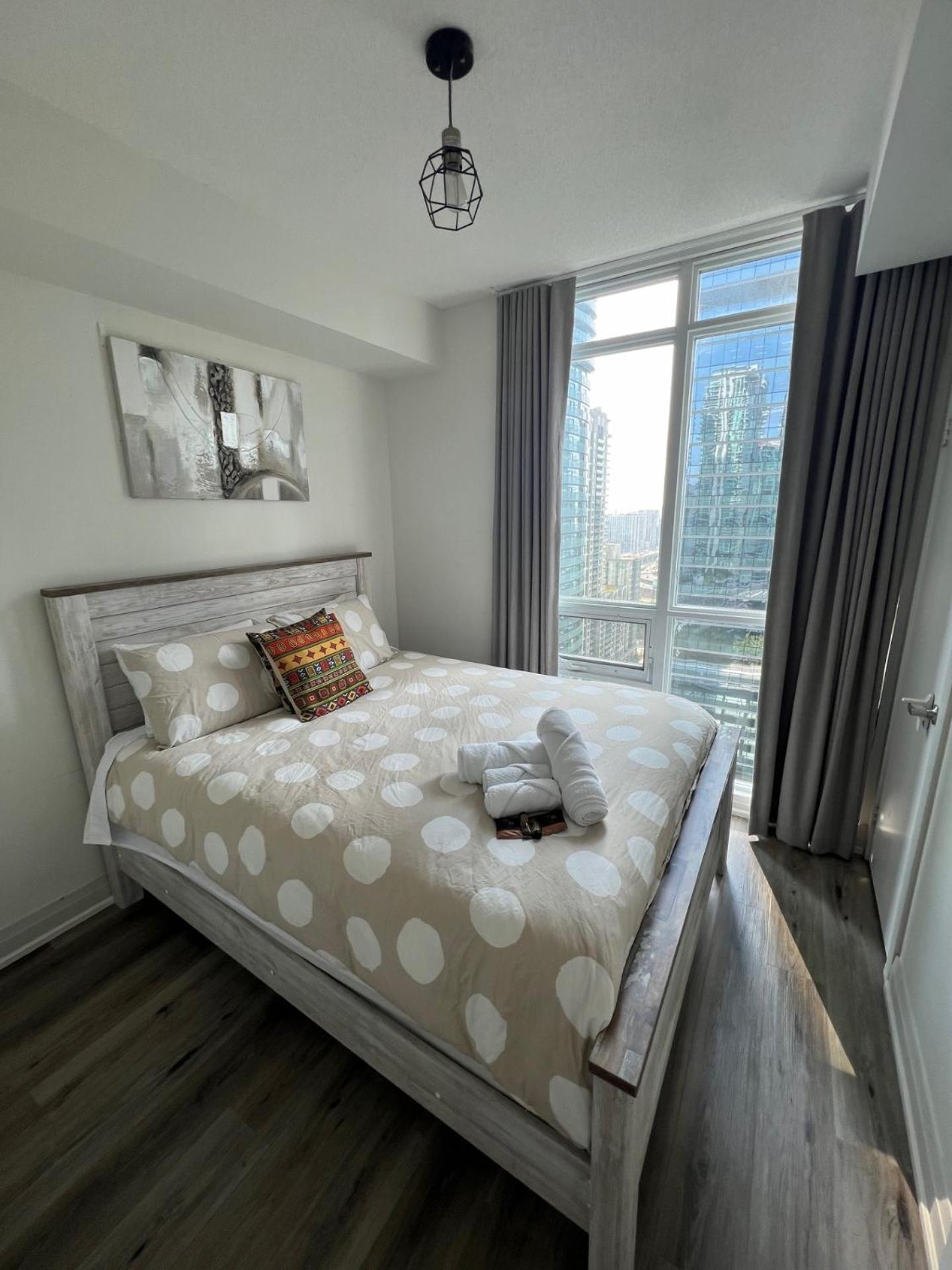 Prestigious 2-Bdrm Condo - Across From Scotiabank Arena Toronto Kültér fotó